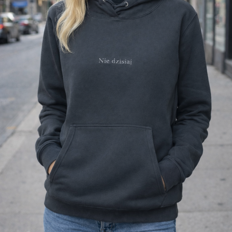 czarna bluza z kapturem z napisem nie dzisiaj